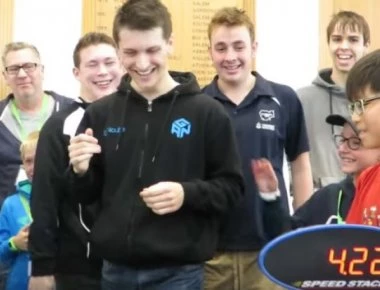 Απίστευτο: Ελυσε τον κύβο του Ρούμπικ σε 4,2 δευτερόλεπτα! (φωτό-βίντεο)